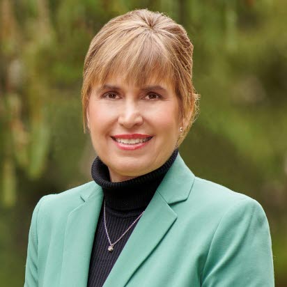 Caroline Henrich Headshot